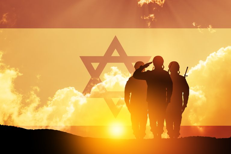 חיילים מצדיעים לדגל ישראל - משמעות בשירות משמעותי בצה"ל