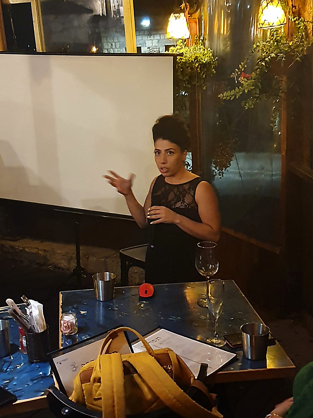 קרין קוגן מרצה במפגש אינטימי